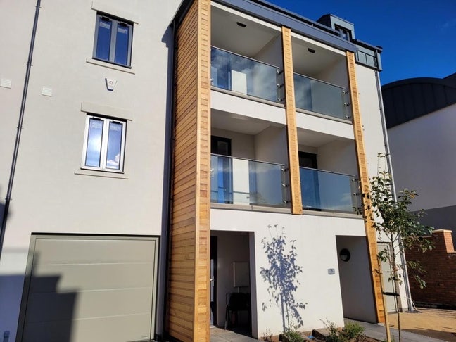 Stylish Double Bedroom with En-Suite Available  Main Photo