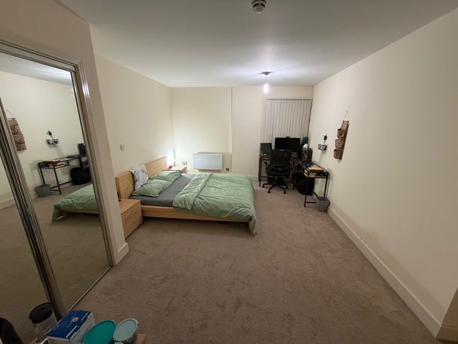 Spacious en-suite Double Room adjacent to Mailbox Main Photo