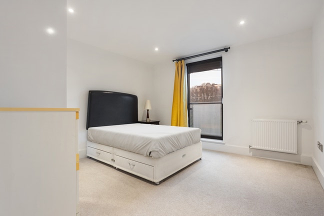 E3 Master Large Double Room in Large 2 Bed Apt  Main Photo