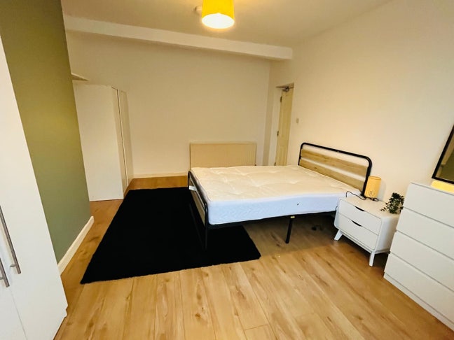 Spacious Double Room Available! 🏡  Main Photo