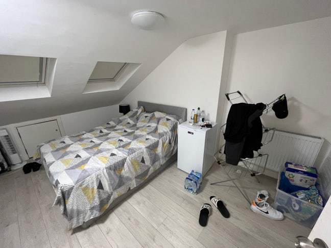 En-suite room available in  Edmonton! Main Photo