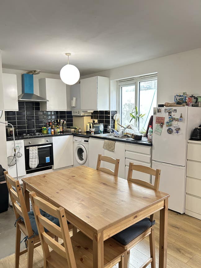 Double Room in a 3 bed flat with garden Main Photo