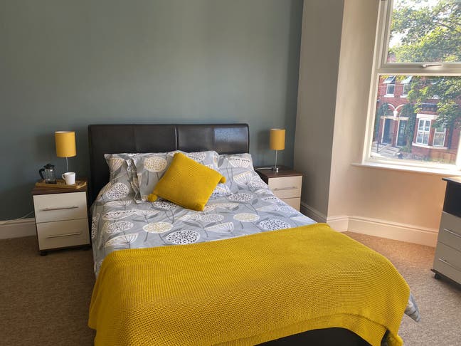 Lovely V Large Double Ensuite nr Stockport Station Main Photo