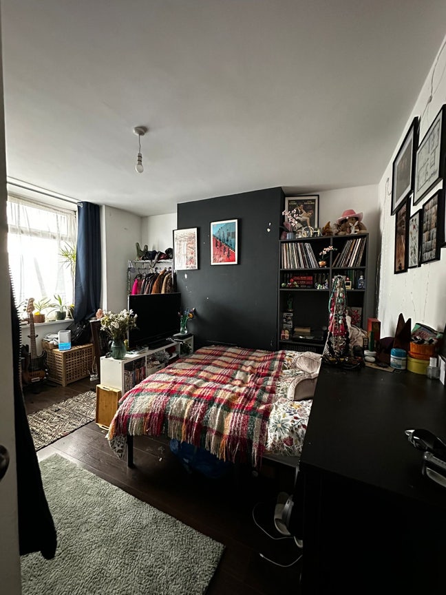 Large Unfurnished Room Main Photo