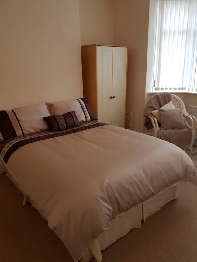 Large furnished double room with en-suite  Main Photo