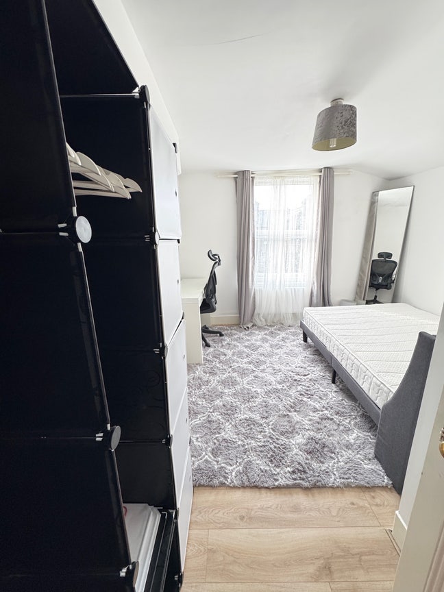 Bright Double Room in Peaceful Brixton Home  Main Photo