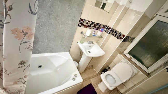 King size bedroom available for female  Main Photo