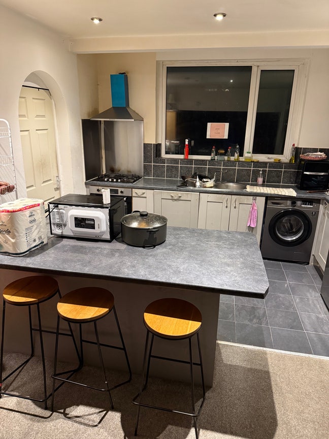 Single room on Tolworth Broadway Main Photo