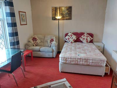 Extra large double room, walking to town centre Main Photo