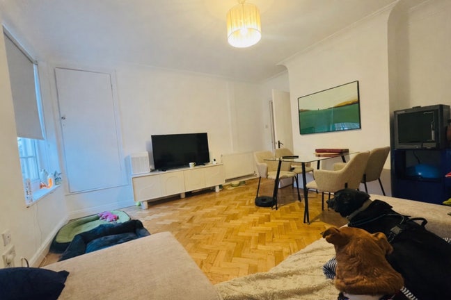 A spacious DOUBLE bedroom-available from May 2026! Main Photo