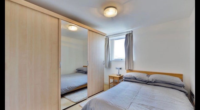 Double bed with bath in canary wharf duplex Main Photo