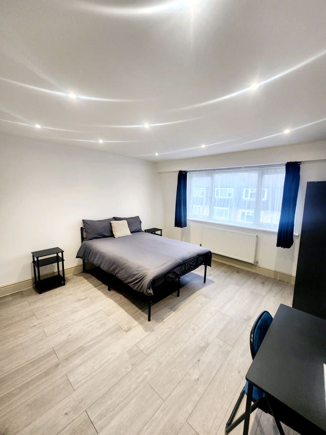 *No Deposit* Newly refurbished 5-bedroom house E16 Main Photo