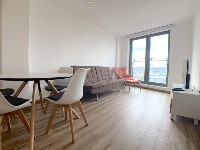 Entire 2-Bed 2-Bath Flat – Tenancy Takeover – City Main Photo