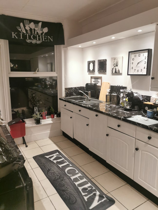 Double room in a large3 bed marine veiw apartment  Main Photo