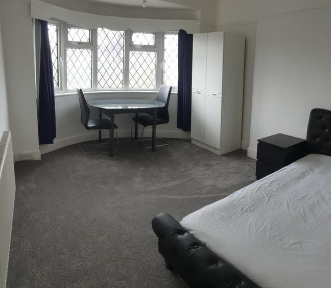 Spacious bright room all bills included Main Photo