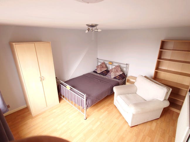Large Double Room Main Photo