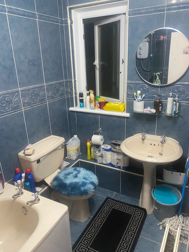 Big room with a kingsize bed and Double wardrobes Main Photo