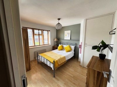 Lge Dbl Ensuite with Bath I  Friendly I Modern Main Photo