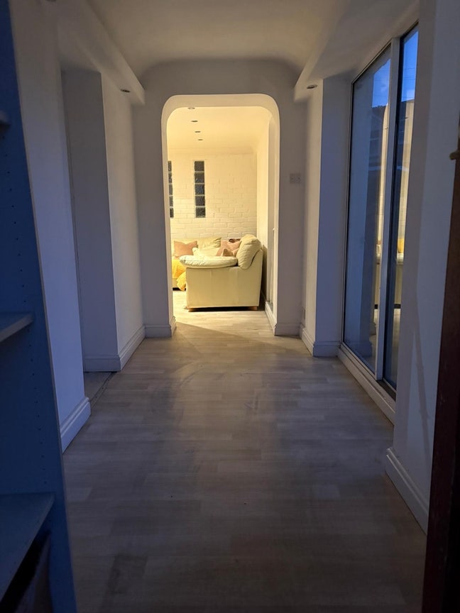 Smaller en-suite room & large double room  Main Photo