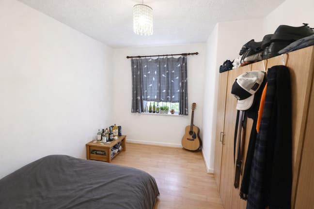 Large double room. Most bills included.  Main Photo