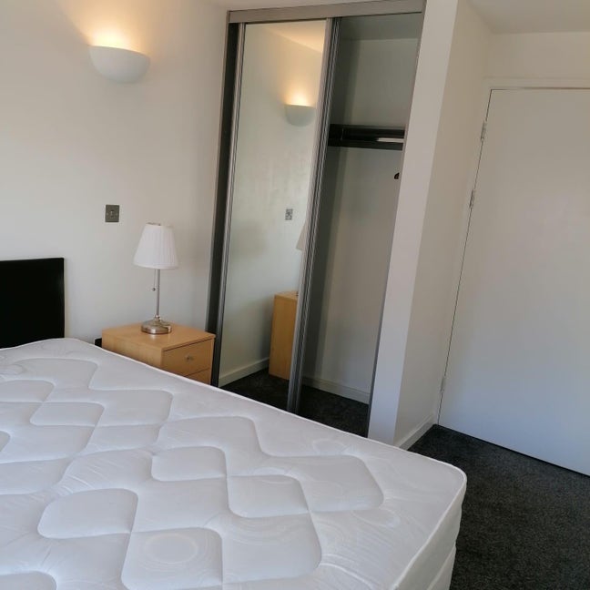 Bedroom with en-suite bathroom Leeds Cury Centre Main Photo