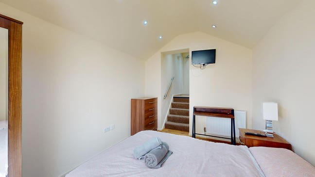 Sizable, Quite Studio Flat with Good Natural Light Main Photo