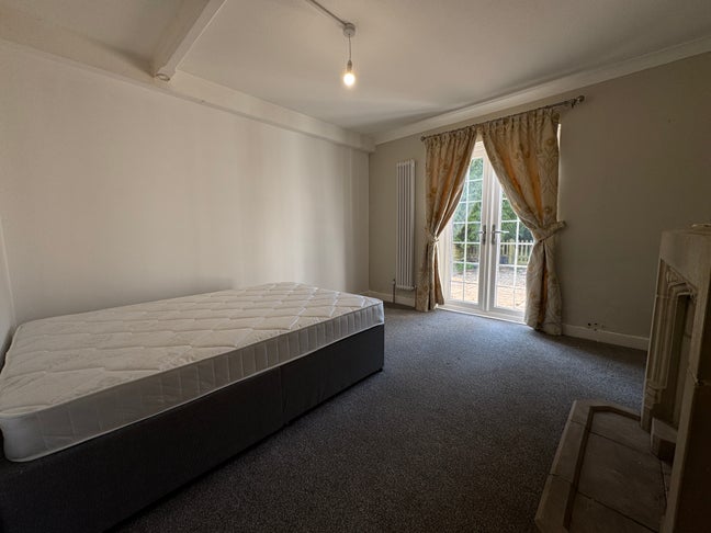 Double Rooms Available on Effingham Road Main Photo