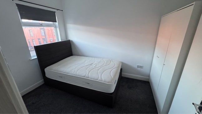 Double room in shared house  Main Photo