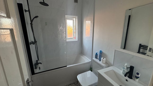 Double room in a shared house  Main Photo