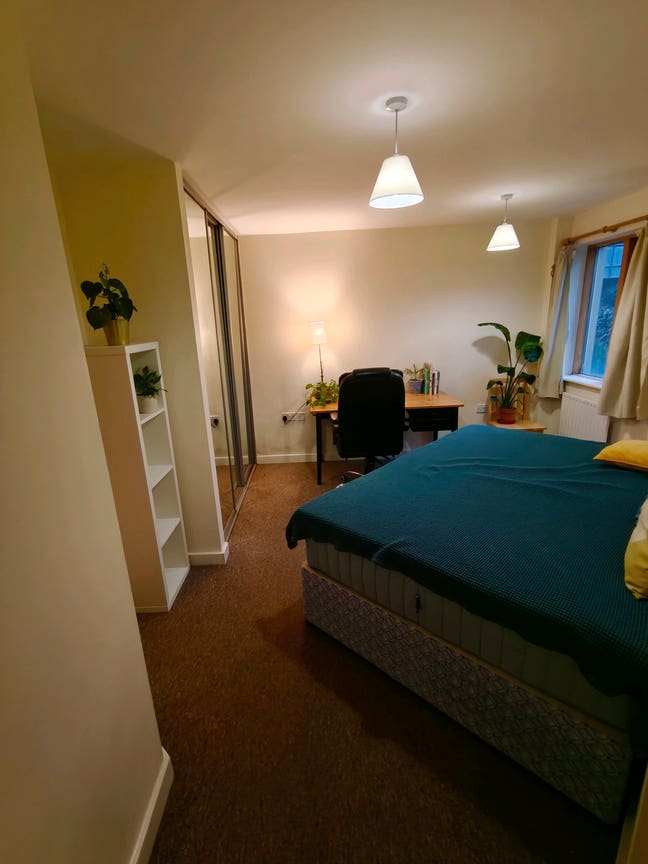 Spacious Ensuite Bedroom next to Victoria Park  Main Photo