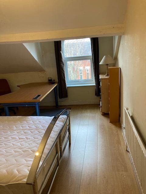 1 large double bedrooms on 2nd floor      Main Photo