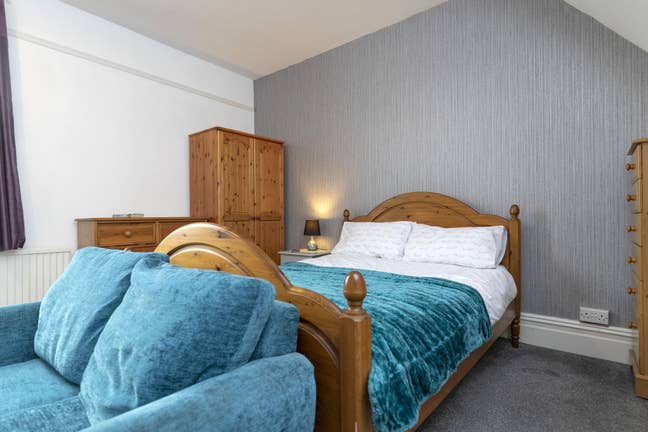 Room in friendly house close to Majuba beach  Main Photo