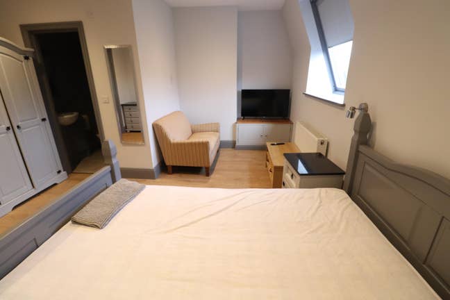 A large room to let, with all bills included! Main Photo