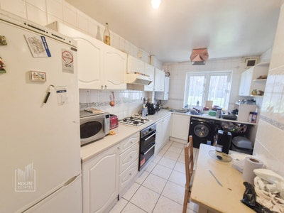 Spacious Room To Rent On Highbury New Park, N5. Main Photo