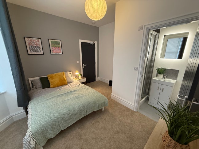 Brand New En-Suite Rooms, bills included. Main Photo