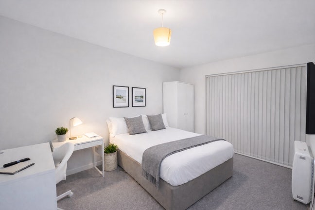 3-Bed Flat Available at BS5 Main Photo