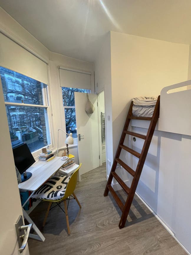 Bright Ensuite Room in Modern 4-Bed Flat – West Ha Main Photo