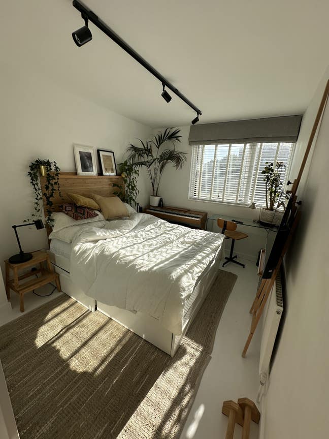 Double Room in a Calm, Friendly Brixton Hill Home  Main Photo