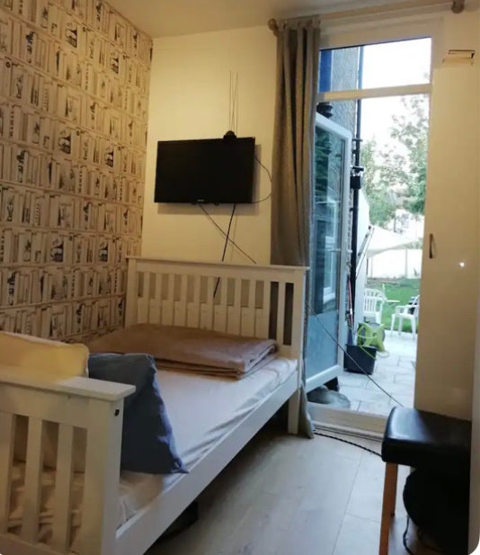 Large homely room with bay window 🪴in SE25 Main Photo