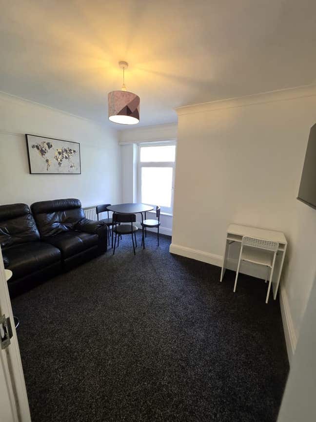 Large double en-suite bedroom in a house share Main Photo