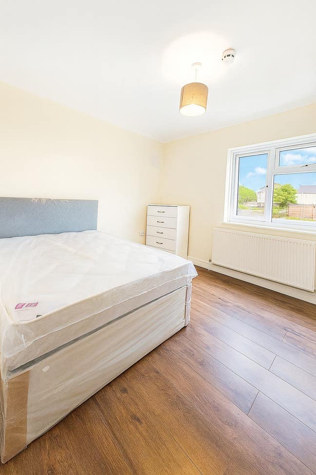 10 minute walk from Queensbury Station Main Photo