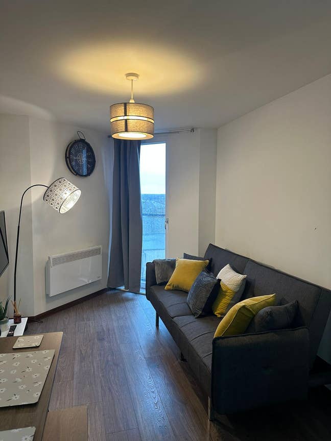 Clean spacious 1BR/JLR/Free parking| long stays Main Photo