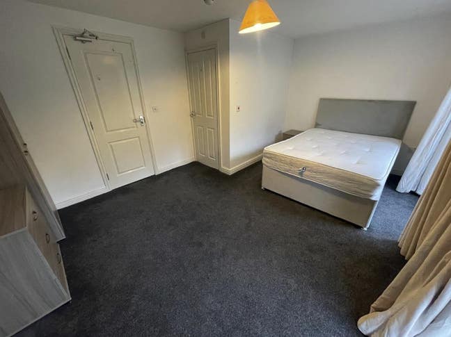 A Fully Furnished, Double Sized Room with Ensuite Main Photo