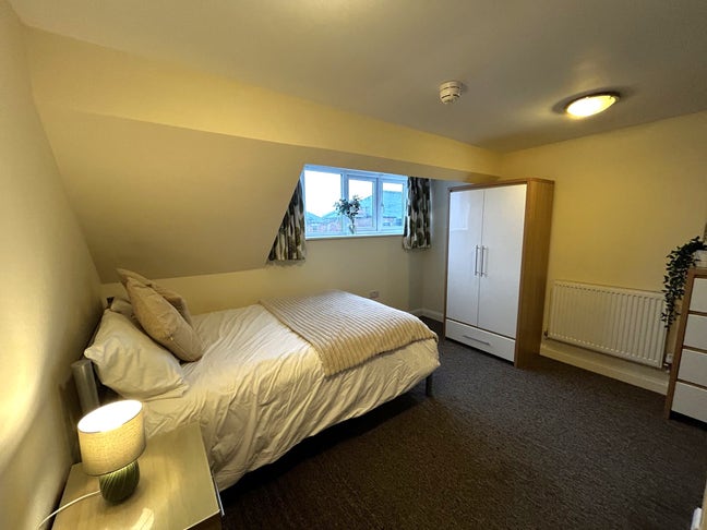 Furnished Double Room with Bills Included Main Photo