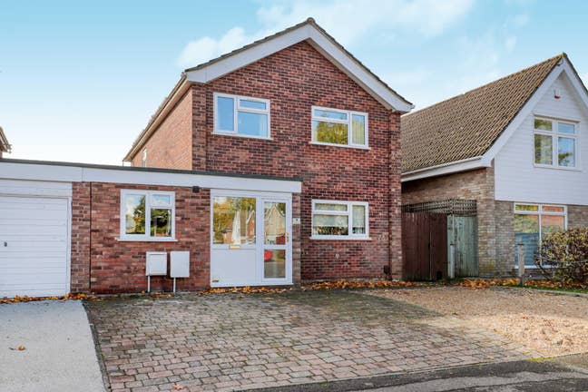 A well-presented en-suite room available in a mode Main Photo