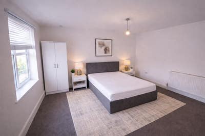 Spacious/Bright/High Ceiling room/ Bromley RD  Main Photo