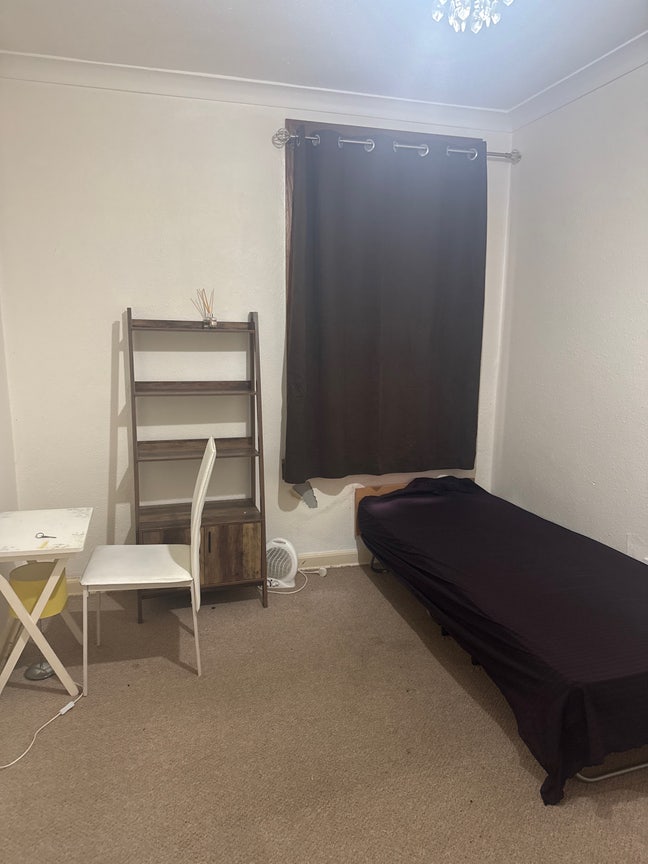 A single bed room  Main Photo