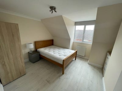 Double bedroom wtihin a professional HMO  Main Photo