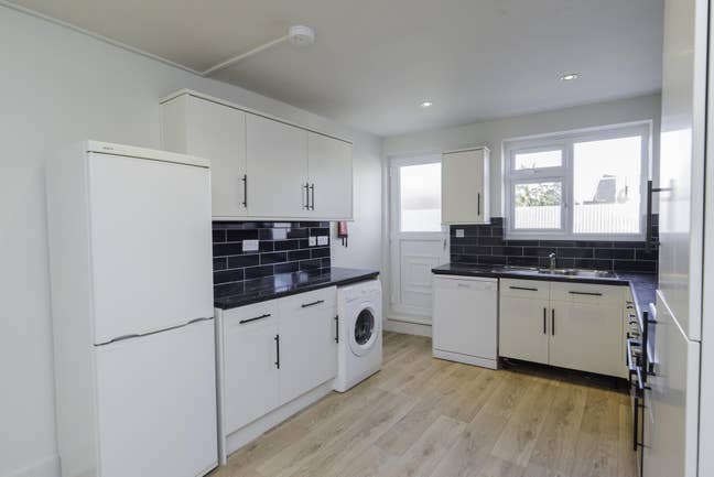 Brand New I 3 Dble Ensuite Rooms I Be the First Main Photo