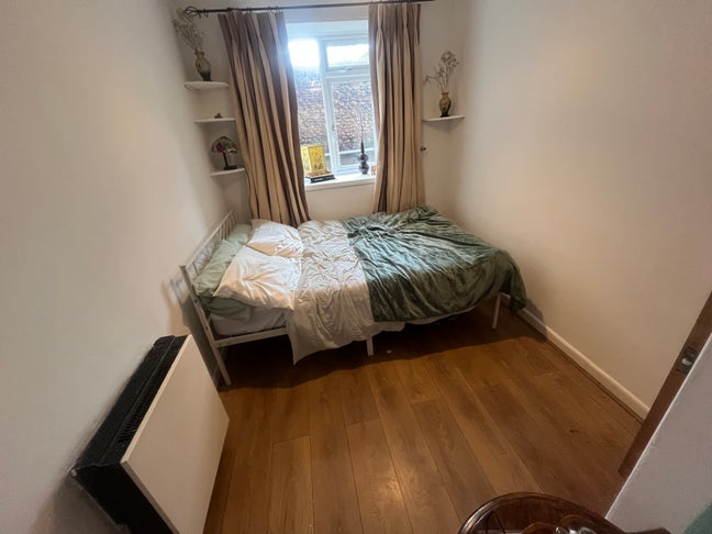 Double bedroom available for short term let in Cli Main Photo